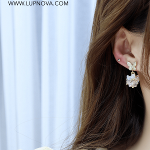 Aretes pompones con mariposa