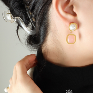 Aretes de perla y cubo